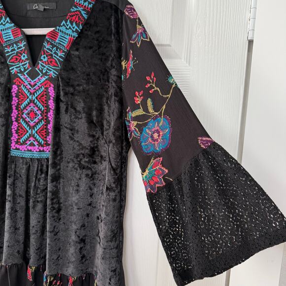 Calessa Women's Embroidered Floral Velvet Bell Sleeve Top Size Medium - Picture 4 of 13